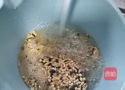 Illustration of how to make pumpkin ten-grain rice porridge 4