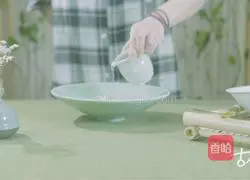 The Beginning of Spring·Spring Rolls||The east wind thaws, and the stinging insects begin to vibrate; the fish carry the ice, and roll up to welcome the spring.Practice illustration 1