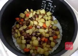 Illustration of how to make braised rice with potatoes and bacon 9