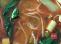 Illustration of how to make rice noodles across the bridge 6