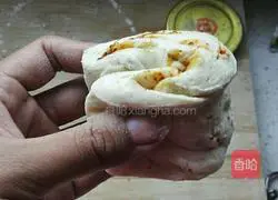 Illustration of how to make homemade flower rolls 12