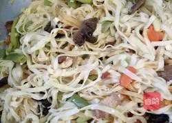 Illustration of how to make braised beans and noodles 7