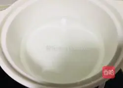 Illustration of how to make oatmeal, black sesame and walnut porridge 1