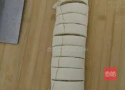 Illustration of how to make sesame and green onion flower rolls 3