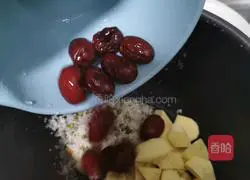 Illustration of how to make mung bean, lily and red date porridge 6