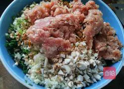 Illustration of how to make spring rolls stuffed with shepherd's purse 4