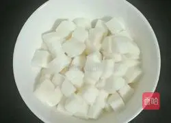 Illustration of how to make double rice lotus seed and pork ribs porridge (baby food supplement) 10