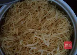 Illustration of how to make braised beans and noodles 1