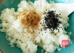 Illustration of how to make red sausage rice balls 4