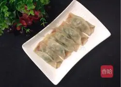 Illustration of how to make leek and pork pot stickers 8