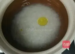 Illustration of how to make preserved meat clay pot rice 4