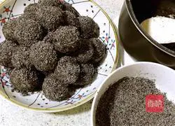 Illustration of how to make black sesame rice balls 5
