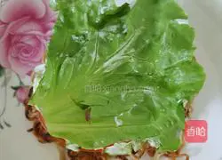 Illustration of how to make instant noodle burger 16