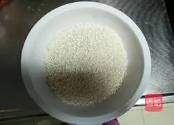 Illustration of how to make black rice balls 2