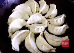 Illustration of how to make vegetarian pot stickers with mushrooms and vegetables 17