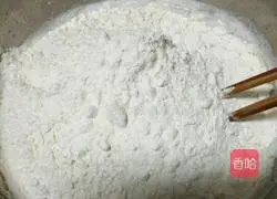 Illustration of how to make scallion oil flower rolls 2