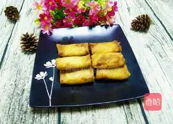 Illustration of how to make meat-filled spring rolls 16