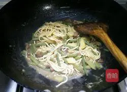 Illustration of how to make braised noodles with potatoes and beans 7