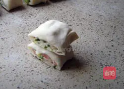 Illustration of how to make scallion and ham rolls 9