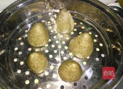 Illustration of how to make prunes and vegetable steamed buns 10