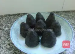 Illustration of how to make black bean noodles and steamed buns 13