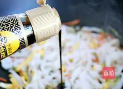 Illustration of how to make fried rice noodles with black pepper and shredded pork 14