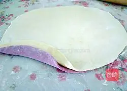 Illustration of how to make colorful flower rolls 8