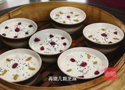 Grind the sweet and soft rice cake into powder.Illustration of how to eat easily digestible food 7