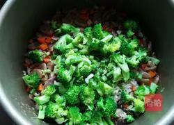 Illustration of how to make sausage braised rice 12