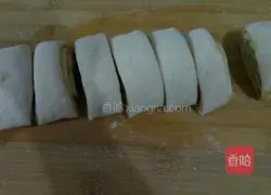 Illustration of how to make spiced flower rolls 5