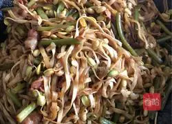 Illustration of how to make bacon braised noodles 9