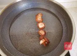 Illustration of how to make kimchi sesame rice noodles 9