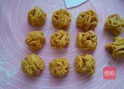 Illustration of how to make pumpkin multi-grain flower rolls 13
