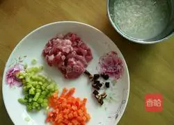 Illustration of how to make mushroom, carrot, asparagus and meat porridge 2