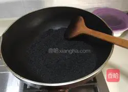 Illustration of how to make milky black sesame hair cake 1 