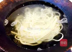 Illustration of how to make Beijing-style cold noodles 1