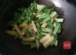 Illustration of how to make braised beans and potato noodles 6