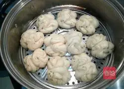 Onions Illustration of how to make oil flower rolls 15