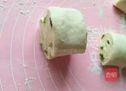 Illustration of how to make green onion rolls 12