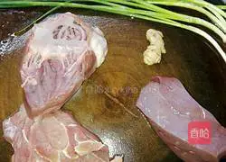 Illustration of how to make pig offal porridge 1