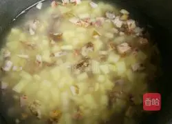 Illustration of how to make potato and sausage braised rice 5