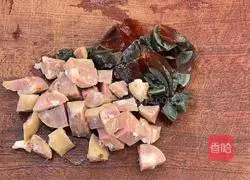  Illustration of how to make grilled sausage and preserved egg porridge 1