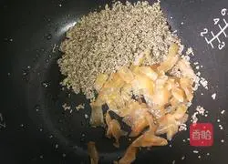 Illustration of how to make black millet and lily porridge 5