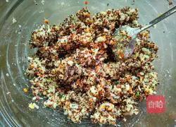 Illustration of how to make three-color quinoa rice balls with mushrooms and shrimps 15