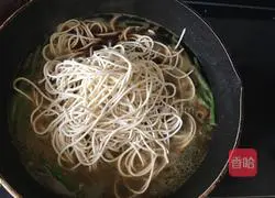 Illustration of how to make braised beans and noodles 8