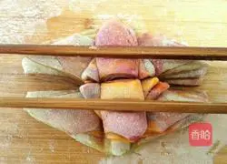 Illustration of how to make colorful large flower rolls 14