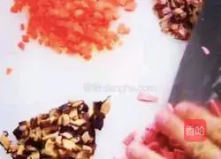 Illustration of how to make rice cooker with four treasures baked rice 3