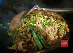 Illustration of braised noodles with shredded chicken and beans 12