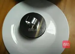 Illustration of how to make black rice balls 13