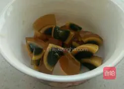 Illustration of how to make red sausage and preserved egg porridge 3